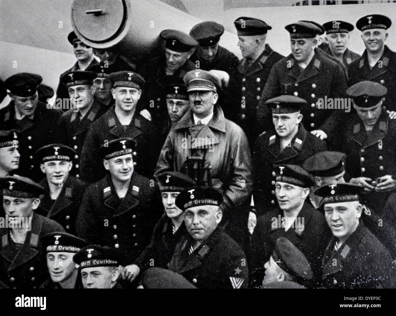 Hitler con marinai della marina 1935. Foto Stock