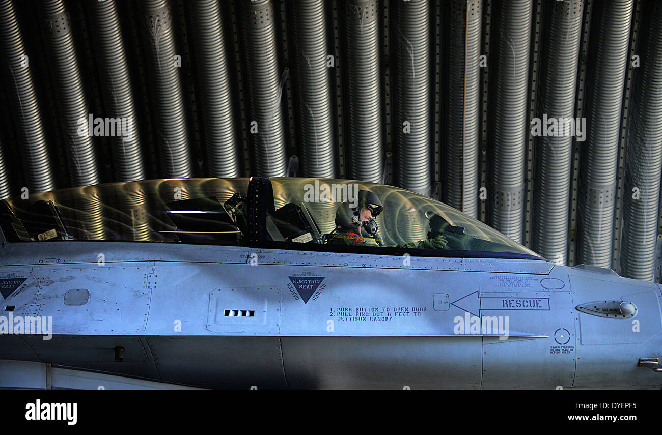 Polish Air force pilot Il Mag. Przemyslaw Struj taxi al di fuori di un aeromobile di protezione riparo in un F-16C jet da combattimento prima di una missione di addestramento con US Air Force a Lask Air Base Aprile 2, 2014 Lodz, Polonia. Foto Stock