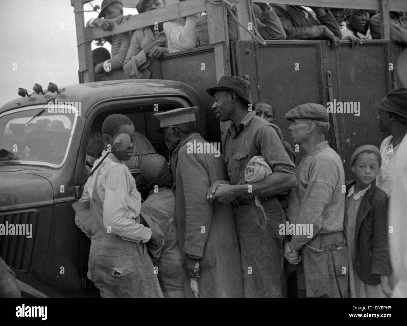 Foto senza titolo, possibilmente correlati a: vegetali, dei lavoratori migranti, in attesa dopo il lavoro che deve essere pagato. Vicino a Homestead, Florida da Russell Lee, 1903-1986, fotografo data 19390101. Foto Stock