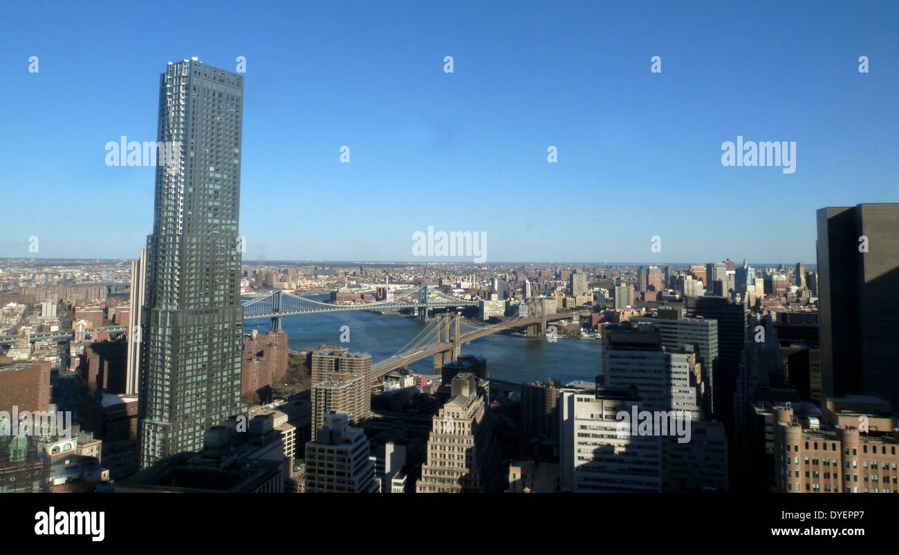 Il Ponte di Brooklyn è un ponte in New York City ed è uno dei più antichi ponti di sospensione negli Stati Uniti. Completato nel 1883, si collega il distretto di Manhattan e Brooklyn dal spanning l'East River. Foto Stock