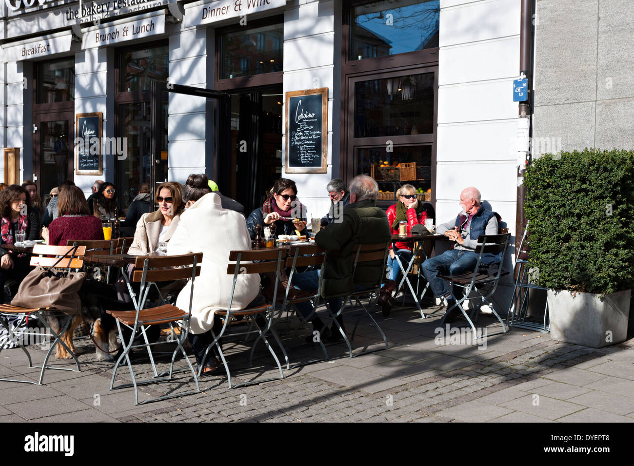 Per coloro che godono di cibo e sole, pavement cafe ristorante Cotidiano, Monaco di Baviera, Baviera, Germania, Europa Foto Stock