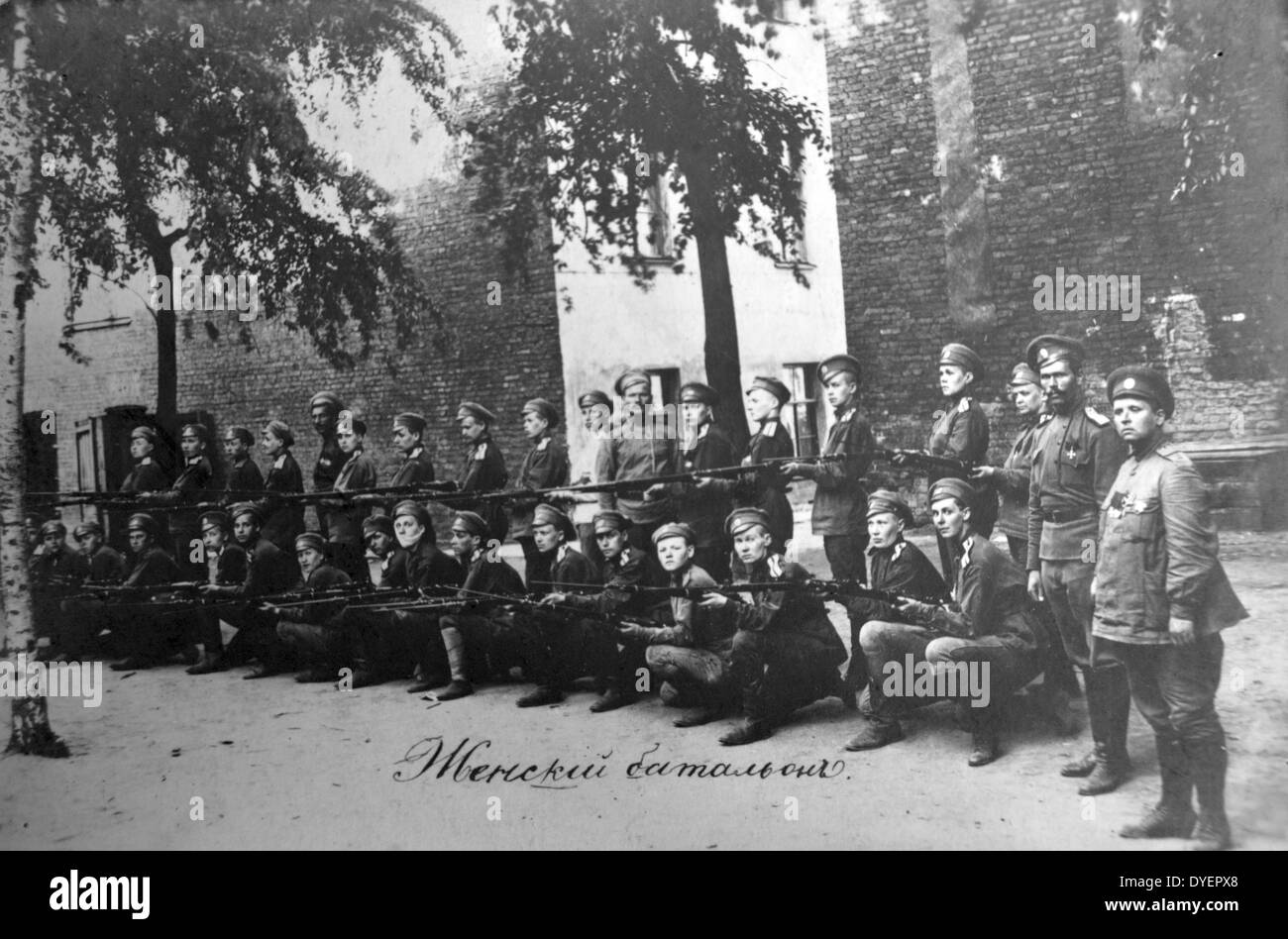 Un gruppo di donne russe Cadet militari impegnati a proteggere il governo provvisorio a San Pietroburgo, Russia 1917 Foto Stock