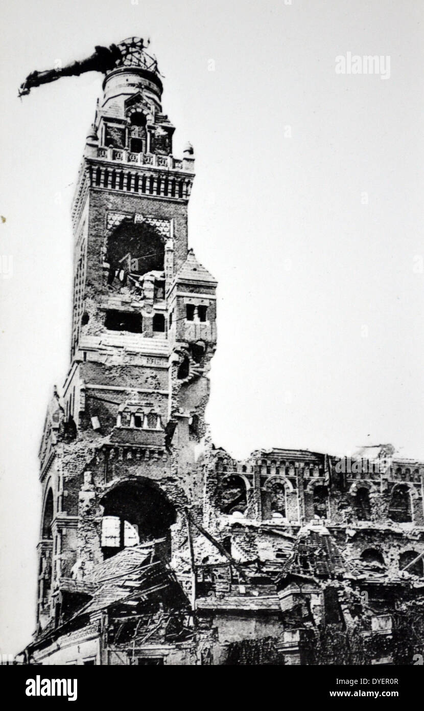 La Prima Guerra Mondiale: Gen 15, 1915, un guscio ha colpito la Basilica di Notre Dame de Brebières in Albert, Francia. La sua incoronazione statua di Maria e il bambino Gesù è stata scagliata avanti ed erano oltre la facciata dell'edificio, ma non cadere. Foto Stock