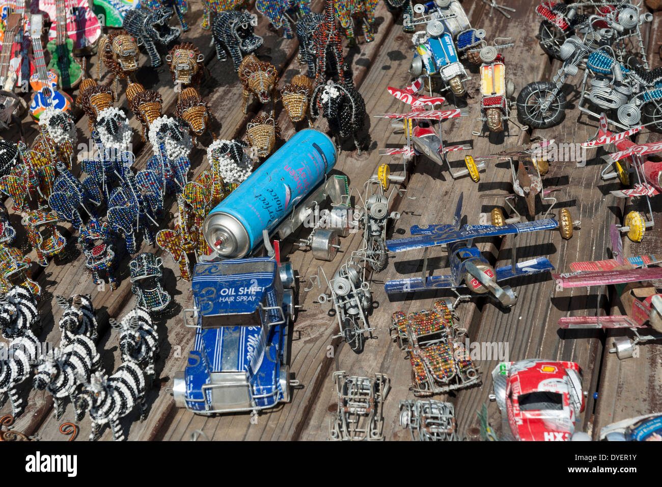 Display Craft di stagno realizzato vetture e animali realizzate in filo metallico e perline di vetro, Simon's Town, Western Cape, Sud Africa Foto Stock