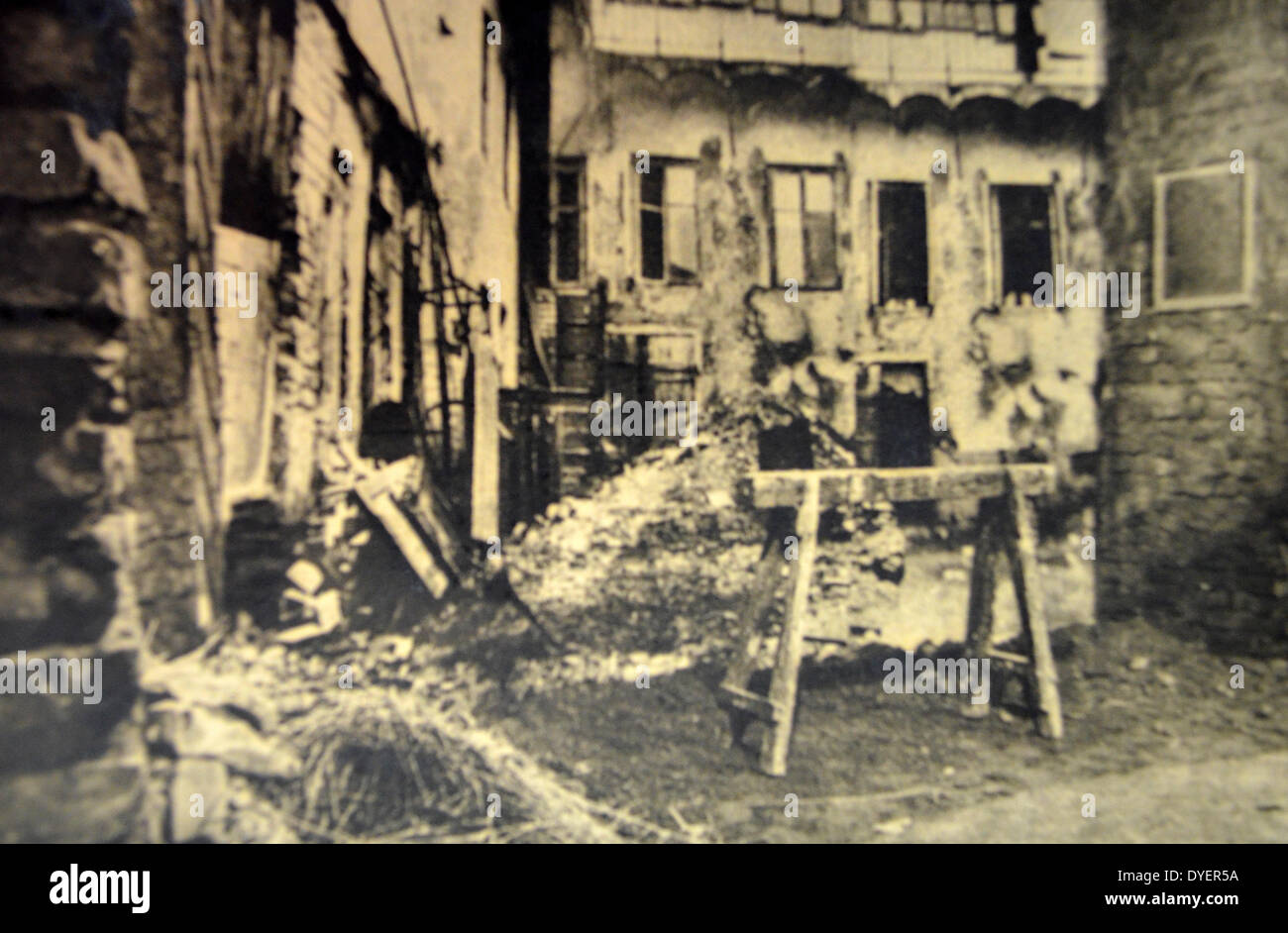 La Seconda Guerra Mondiale: Esercito Tedesco cartolina raffigurante una mostra tenutasi a Vienna per mostrare cattive condizioni di vita in Russia, 1942 Foto Stock