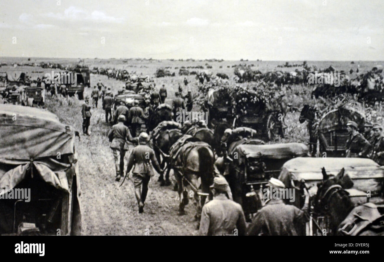 La Seconda Guerra Mondiale: Esercito Tedesco Cartolina che mostra una colonna di fanteria in movimento attraverso la Russia Foto Stock