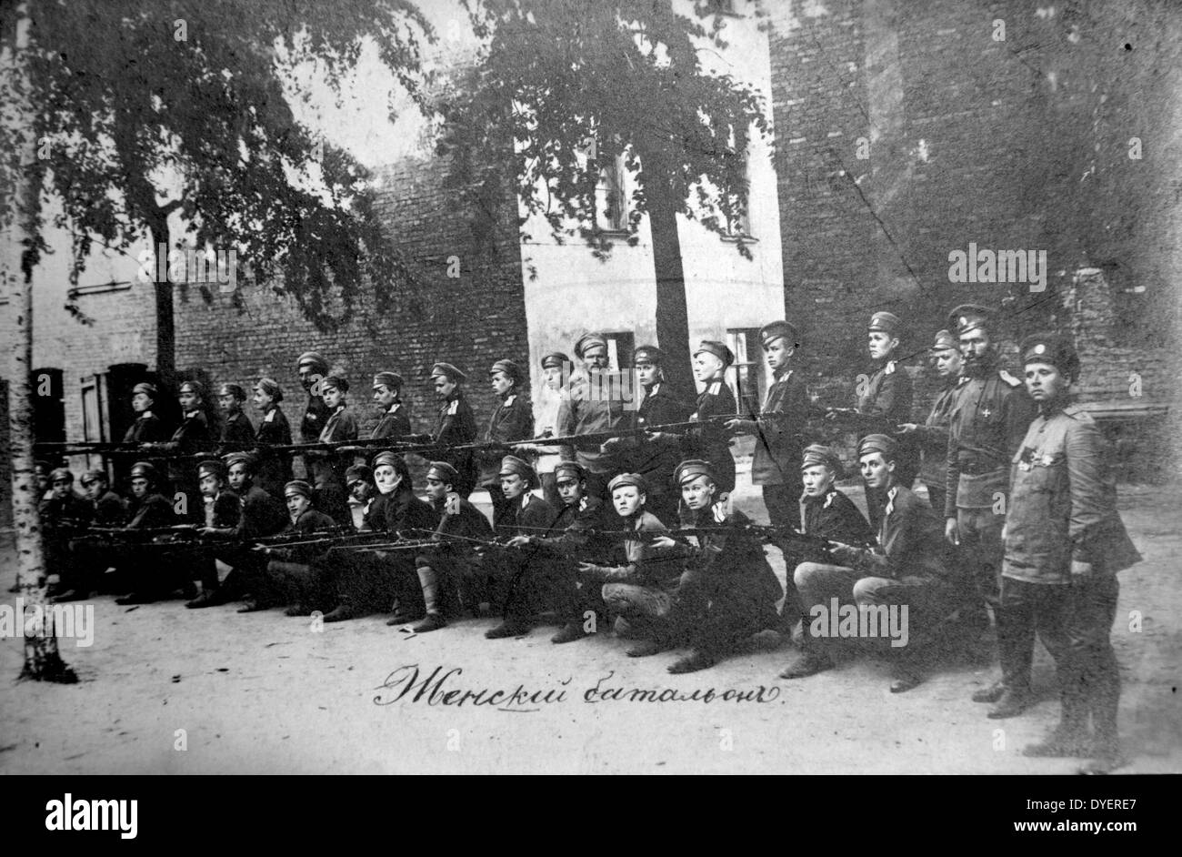 Rivoluzionario russo femmina cadet militari che sorvegliano il governo provvisorio nel 1917 Foto Stock