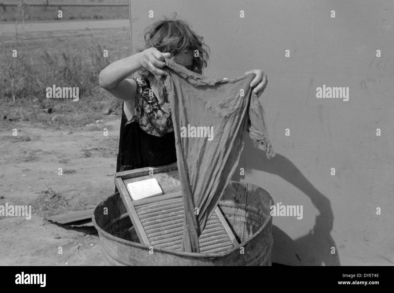 Dodici-anno-vecchia ragazza mantiene house di rimorchio per i suoi tre fratelli che sono lavoratori migranti, vicino a Harlingen, Texas da Russell Lee, 1903-1986, datata 19390101 feb. Foto Stock