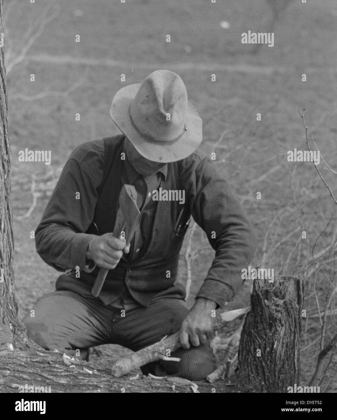 Lavoratore migrante rendendo picchetti per l'impostazione della sua tenda, in prossimità di Harlingen, Texas da Russell Lee, 1903-1986, datata 19390101. Foto Stock