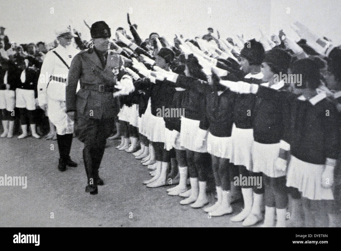 Gioventù fascista salutare Mussolini 1930 Foto Stock