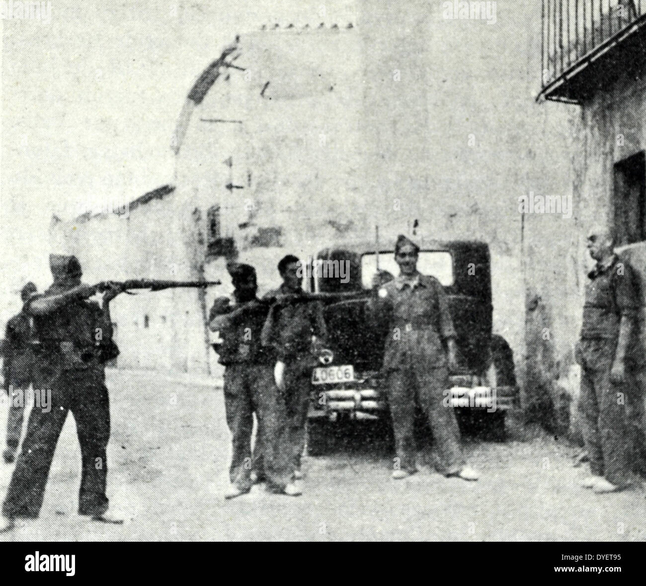 Simulazione di omicidio di un detenuto da soldati repubblicani durante la Guerra Civile Spagnola Foto Stock