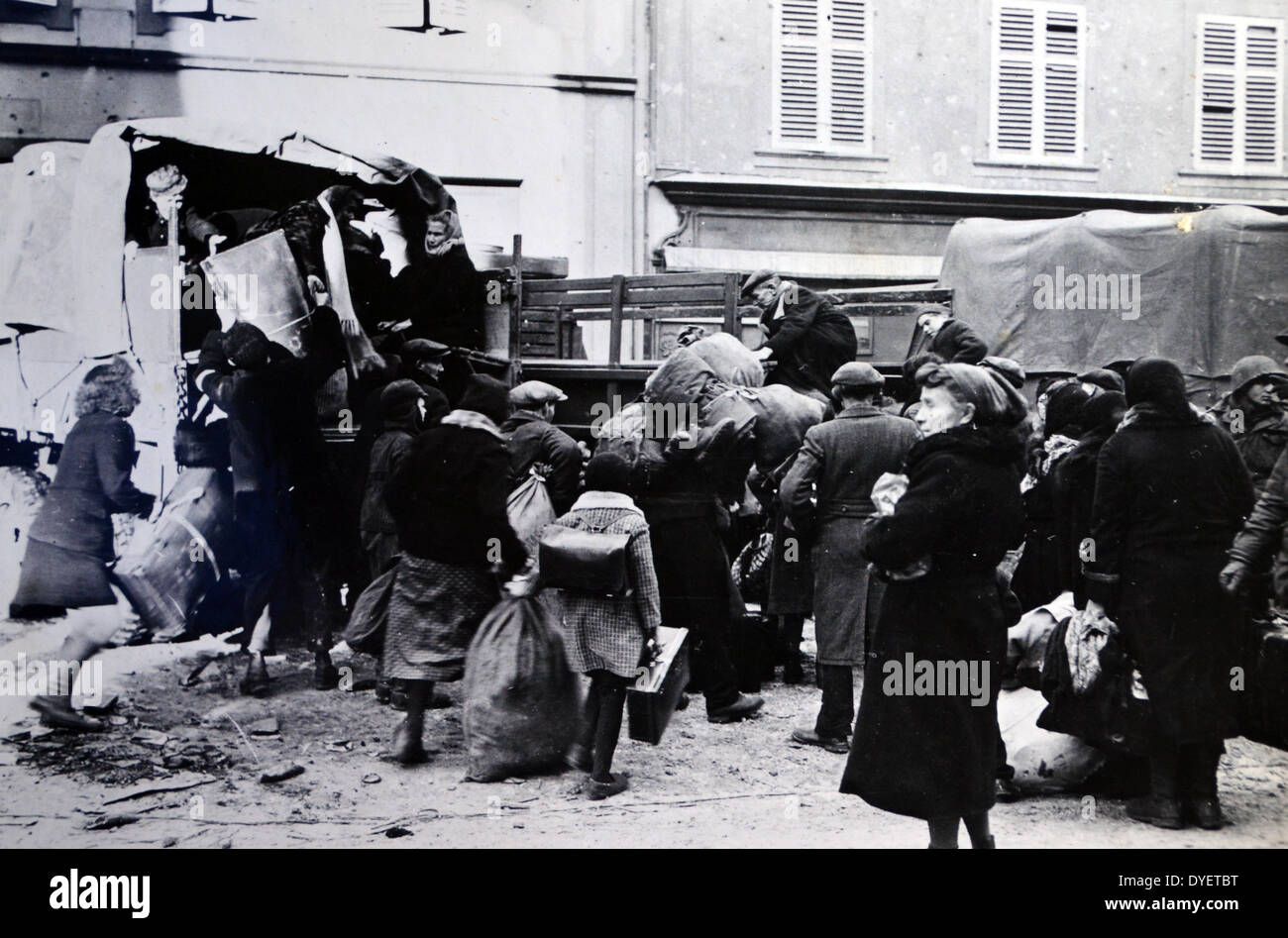 La seconda guerra mondiale: evacuazione dei civili francese in una linea anteriore villaggio in Alsace Lorraine Foto Stock