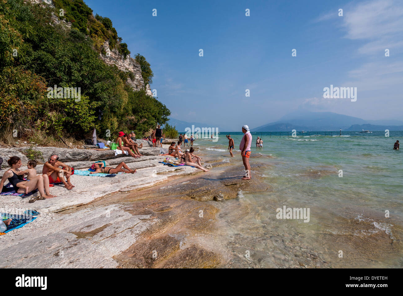 La spiaggia a Sirmione sul Lago di Garda, Italia Foto Stock