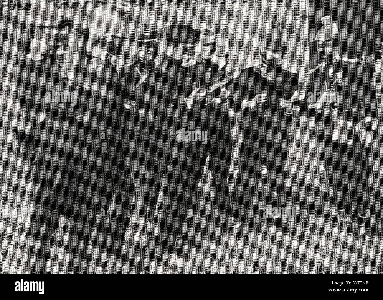 Ufficiali francesi mappe di studio prima di agire nella frontiera con il Belgio. 19140101 I Guerra Mondiale 19140101 Foto Stock