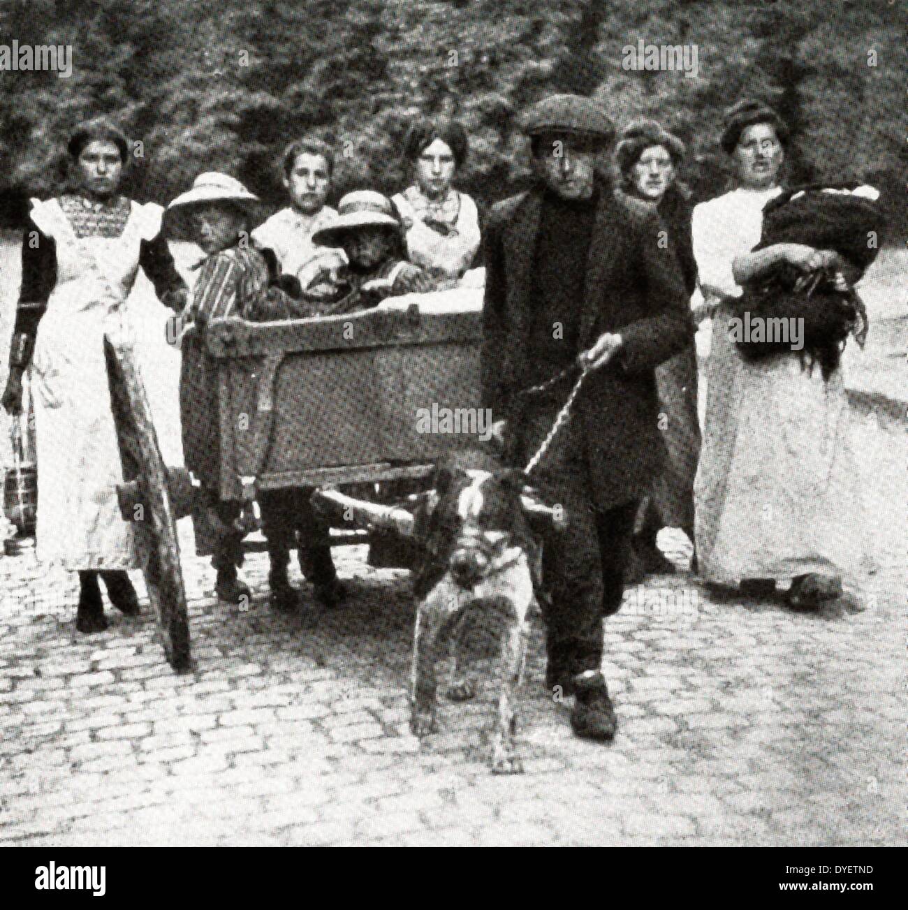 Molti, che hanno solo un cane come una bestia da soma, hanno dovuto lasciare alle spalle tutti i loro possedimenti. rifugiati fuggono Belgio allo scoppio della Prima Guerra Mondiale. 19140101 Foto Stock