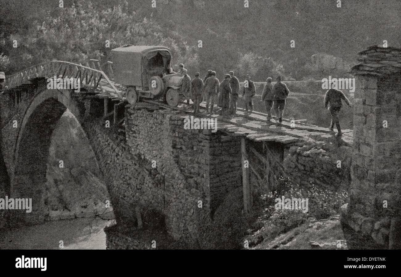 La prima guerra mondiale, un militare italiano carrello cadere in un ponte stretto a Sarantaporos sulla frontiera greco-albanesi. Foto Stock