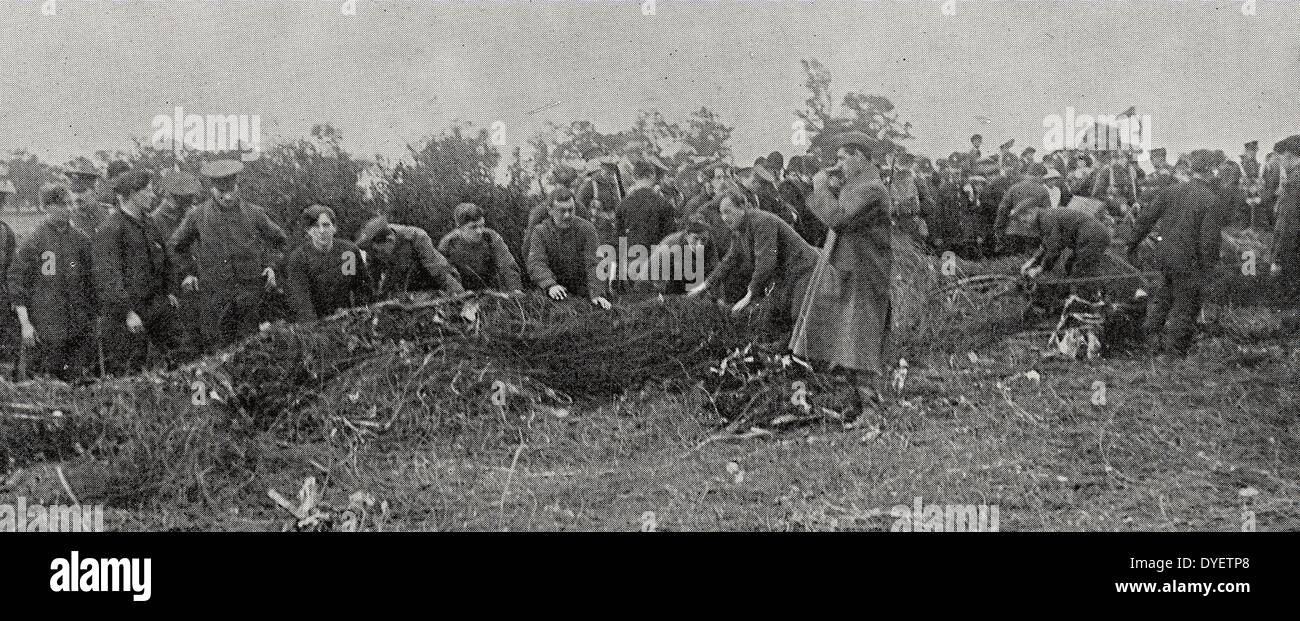 Soldati britannici raccolgono il relitto di un aereo tedesco (dirigibile) abbattuto nel corso Inghilterra 1916. La Prima Guerra Mondiale Foto Stock