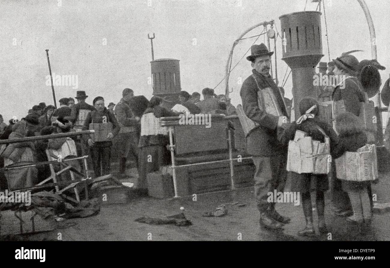 Passeggeri a bordo in attesa a evacuare da una nave civile silurato off Boulogne-sur-Mer, Francia circa 1916. La Prima guerra mondiale. Foto Stock