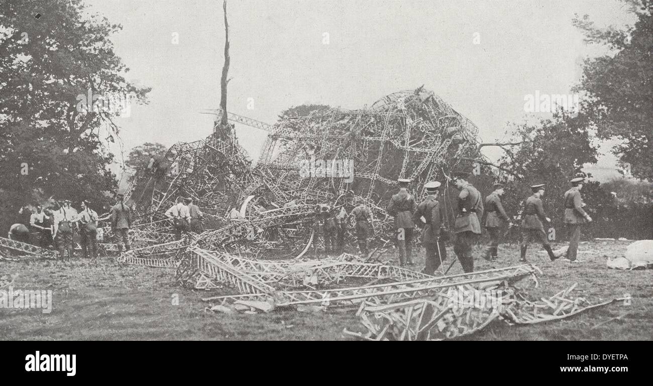 I detriti del tedesco Zeppelin L-32 dirigibile shot un cannone, la notte del 23 settembre 24, 1916 e divenne impalato su un albero nella campagna dell'Essex, Inghilterra. La Prima Guerra Mondiale Foto Stock