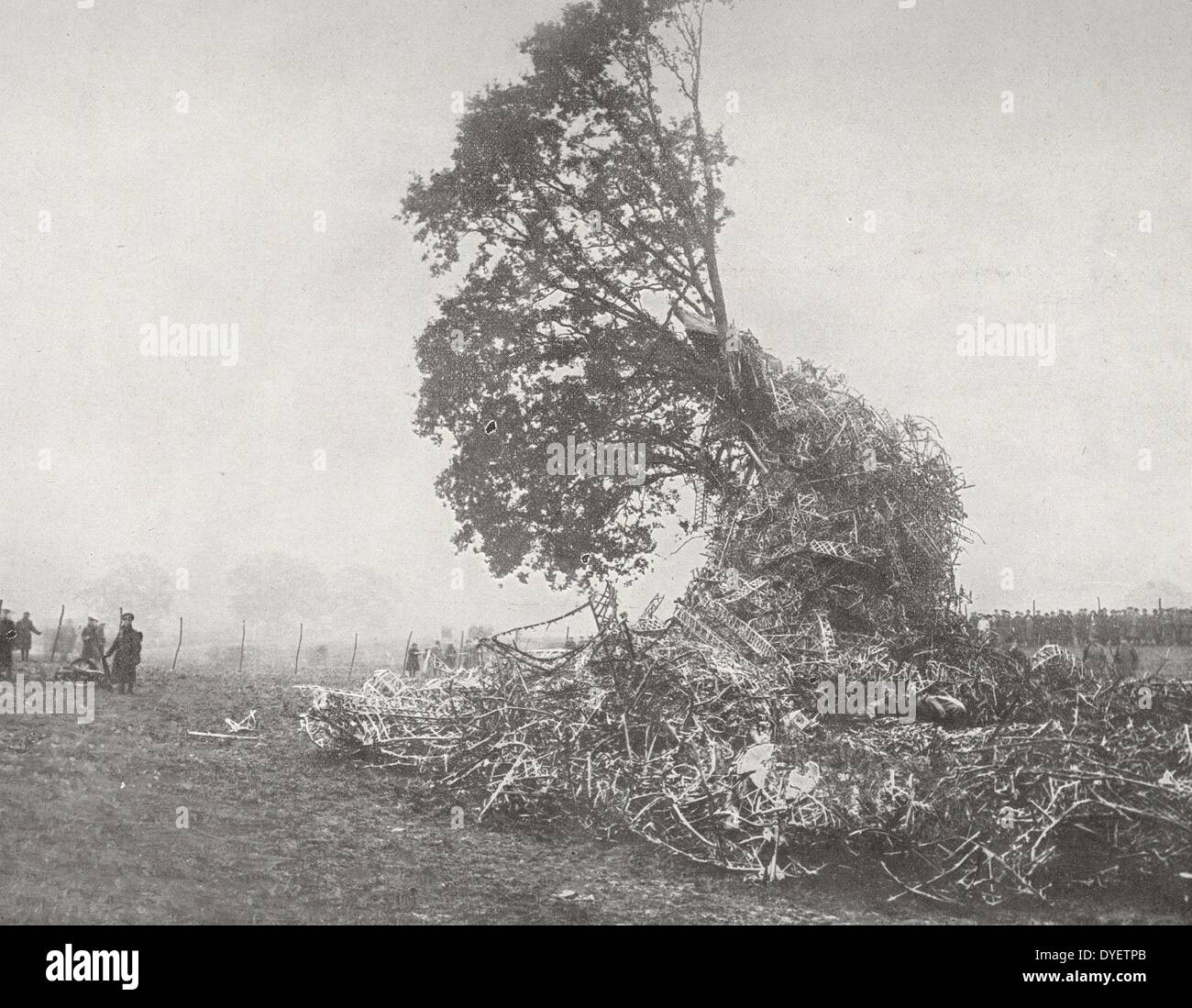 I resti del tedesco dirigibile Zeppelin L-31 distrutto da cannone, oltre l'Inghilterra meridionale, la notte del 2 ottobre 1916. vicino a Potter's Bar a nord di Londra. La Prima Guerra Mondiale Foto Stock