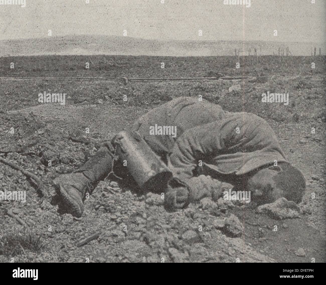 Un soldato francese ucciso in battaglia a Fleury, Francia durante la Prima Guerra Mondiale 1915 Foto Stock