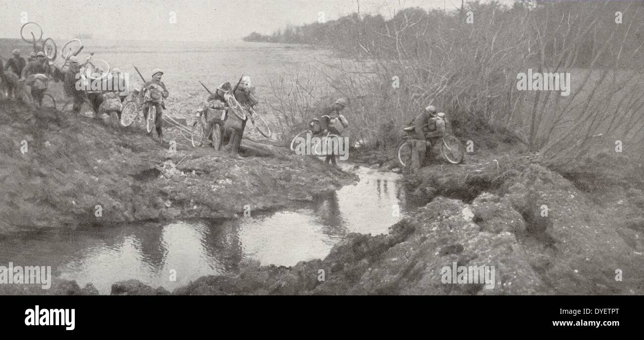 Soldati francesi con le biciclette, attraversare un flusso; Francia, fronte occidentale, la Prima Guerra Mondiale 1916 Foto Stock