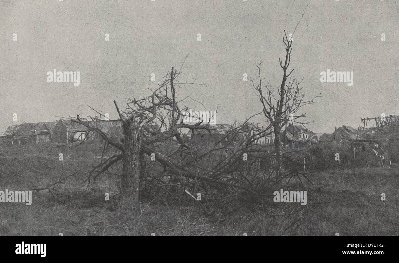 Le rovine del villaggio di Lassigny in Francia, ri-preso dalle truppe francesi il 17 marzo 1917. Foto Stock