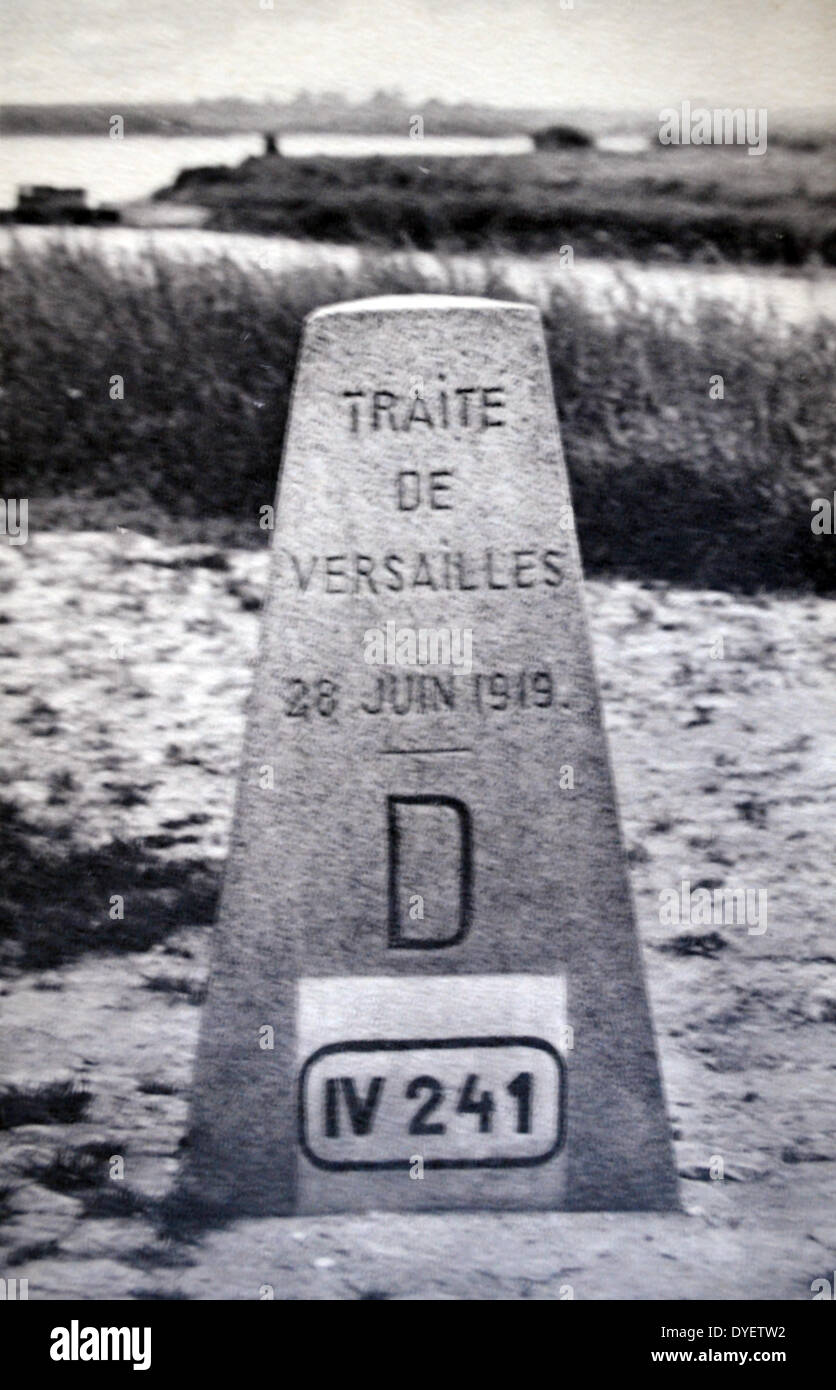Un marcatore la pietra in Westfalia, Germania commemora il Trattato di Versailles. Foto Stock