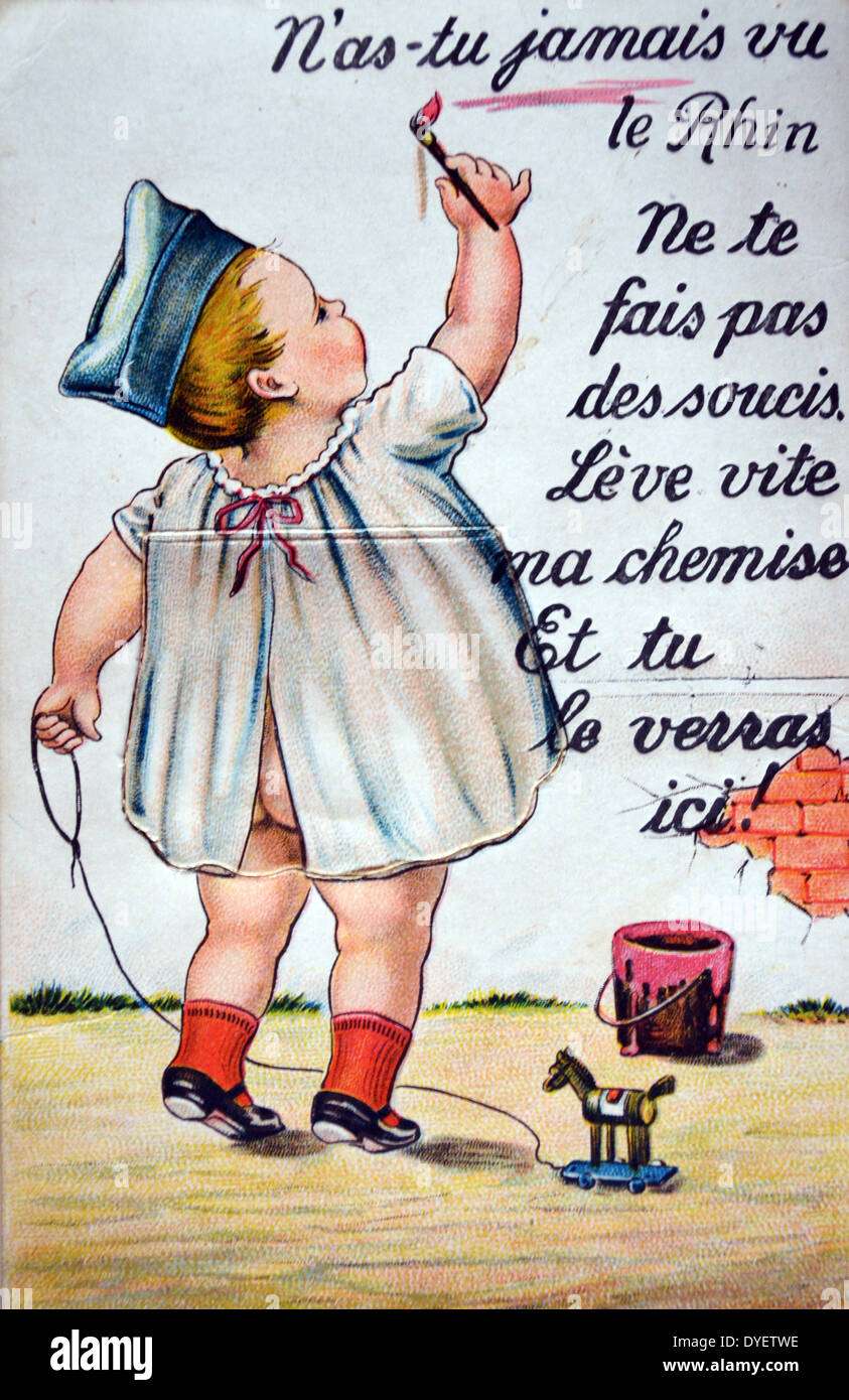 Cartolina francese sul tema dell'occupazione della Renania tedesca nel 1923 quando il bambino è nightshirt sollevato si rivela mini cartoline che mostra le città e attrazioni turistiche lungo il fiume Reno Foto Stock