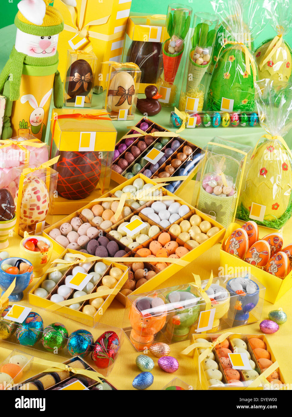 Una raccolta di Pasqua decorate tratta, uova di cioccolato, Bunny e dolci Foto Stock