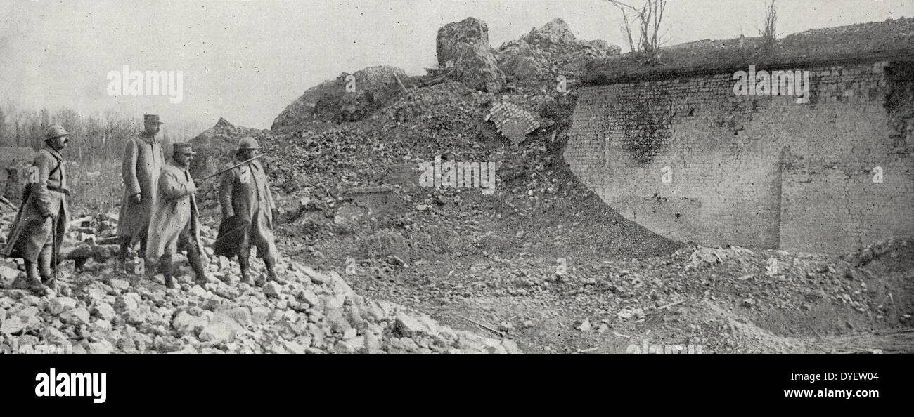 Generale Francese Franchet d'Esperey sondaggi i ruderi del castello storico di prosciutto. 1917 Foto Stock
