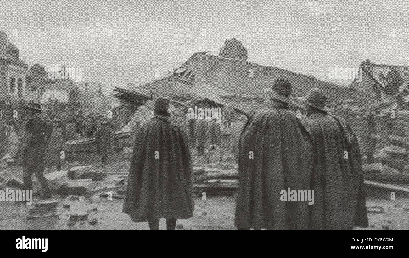 Il crimine tedesco essere Bapaume: le macerie del Hotel de Ville dopo l esplosione di Marzo 27, 1917 In primo piano dei soldati australiani. I Guerra Mondiale 1917 Foto Stock