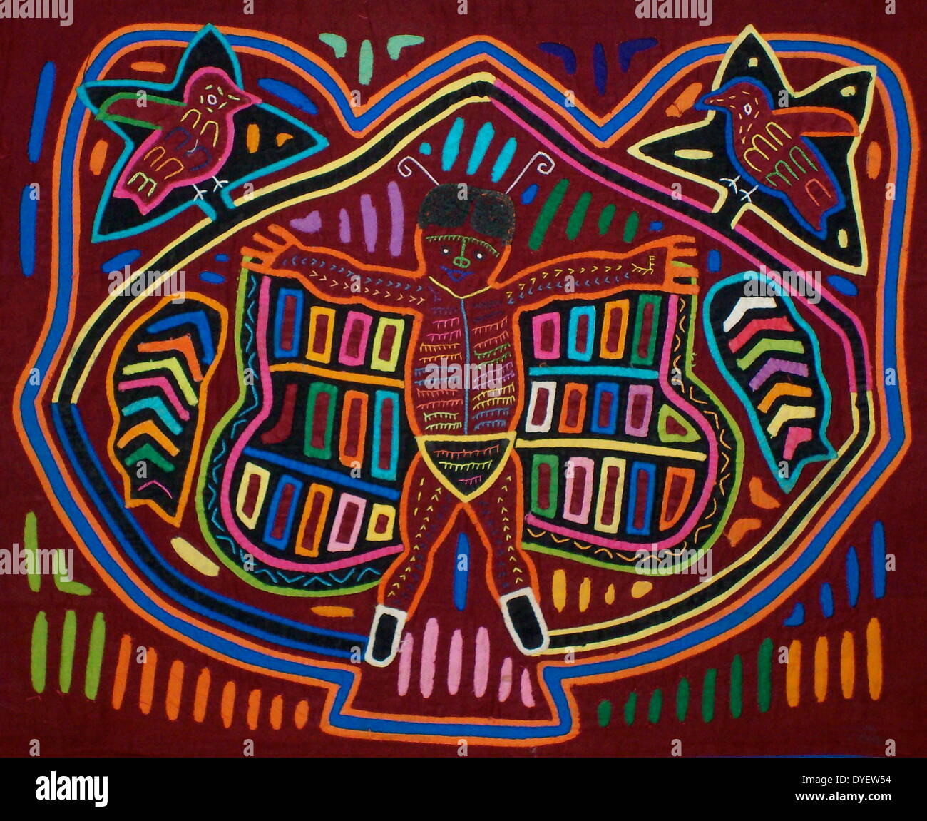 Mola da tessili Kuna artista indiano, raffigurante un moderno influenza sulla cultura Kuna. Dal San Blas arcipelago, Panama. Reverse applique design indossato sulla camicia femminile. Un super-eroe: Batman. Foto Stock