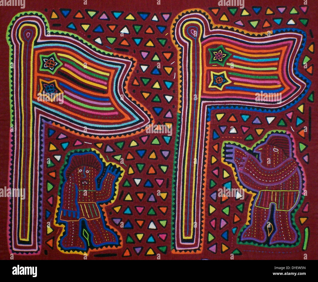 Mola da tessili Kuna artista indiano, raffigurante un moderno influenza sulla cultura Kuna. Dal San Blas arcipelago, Panama. Reverse applique design indossato sulla camicia femminile. Due astronauti piantare le bandiere sulla luna. Foto Stock