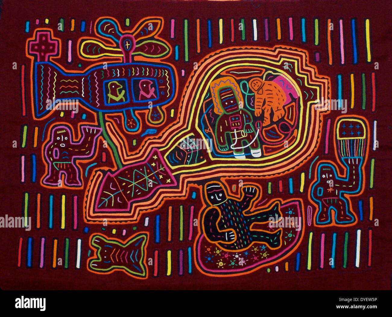 Mola da tessili Kuna artista indiano, raffigurante un moderno influenza sulla cultura Kuna. Dal San Blas arcipelago, Panama. Reverse applique design indossato sulla camicia femminile. Gli astronauti di ritornare sulla terra dopo aver visitato la luna. Foto Stock