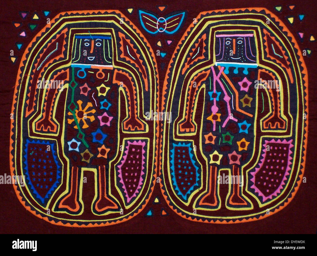 Mola da tessili Kuna artista indiano, raffiguranti le carte da gioco. Dal San Blas arcipelago, Panama. Reverse applique design indossato sulla camicia femminile. Foto Stock