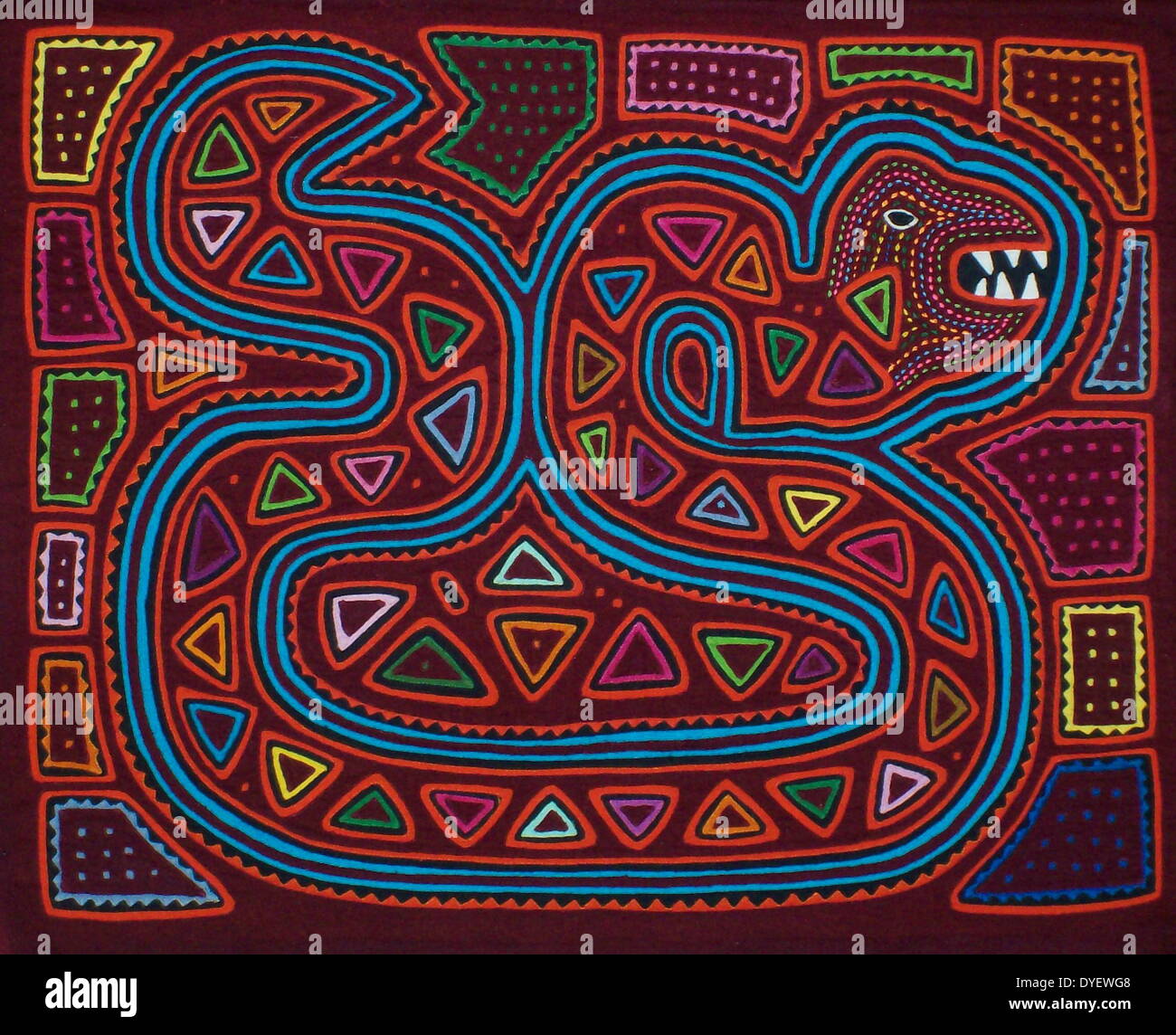 Mola da tessili Kuna artista indiano, raffigurante un serpente. Dal San Blas arcipelago, Panama. Reverse applique design indossato sulla camicia femminile. Foto Stock