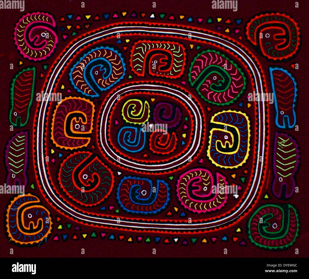 Mola da tessili Kuna artista indiano, raffiguranti i serpenti. Dal San Blas arcipelago, Panama. Reverse applique design indossato sulla camicia femminile. Foto Stock