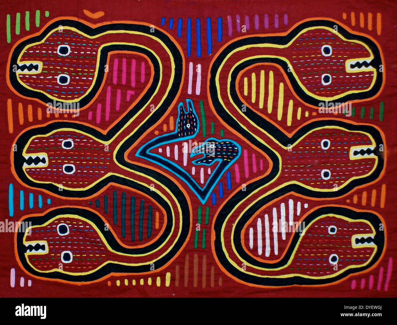 Mola da tessili Kuna artista indiano, raffiguranti sei snake-teste. Dal San Blas arcipelago, Panama. Reverse applique design indossato sulla camicia femminile. Foto Stock