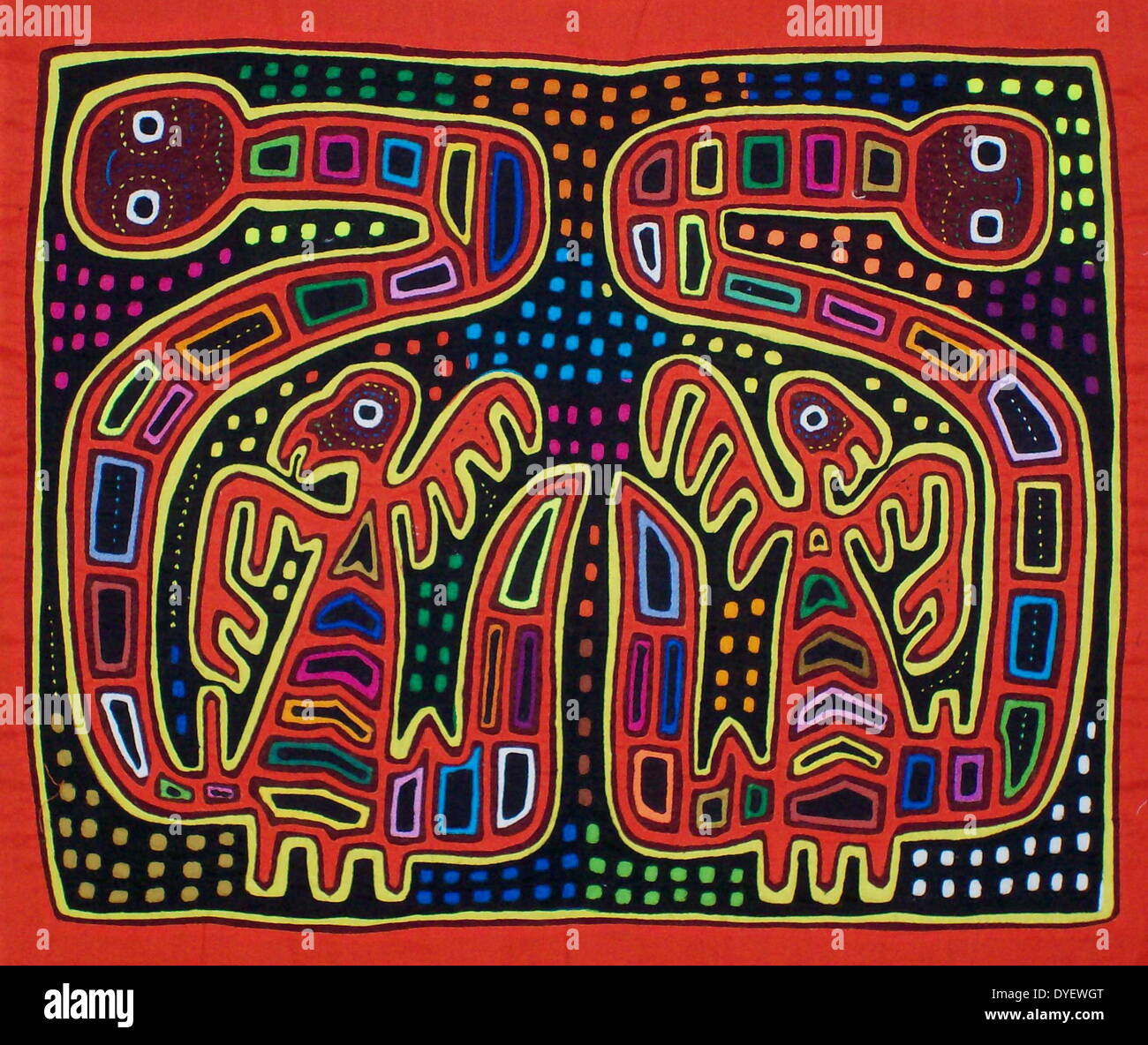 Mola da tessili Kuna artista indiano, raffigurante due uccelli con serpenti. Dal San Blas arcipelago, Panama. Reverse applique design indossato sulla camicia femminile. Foto Stock