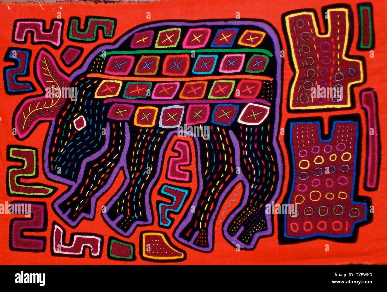 Mola da tessili Kuna artista indiano, raffigurante un tapiro. Dal San Blas arcipelago, Panama. Reverse applique design indossato sulla camicia femminile. Foto Stock