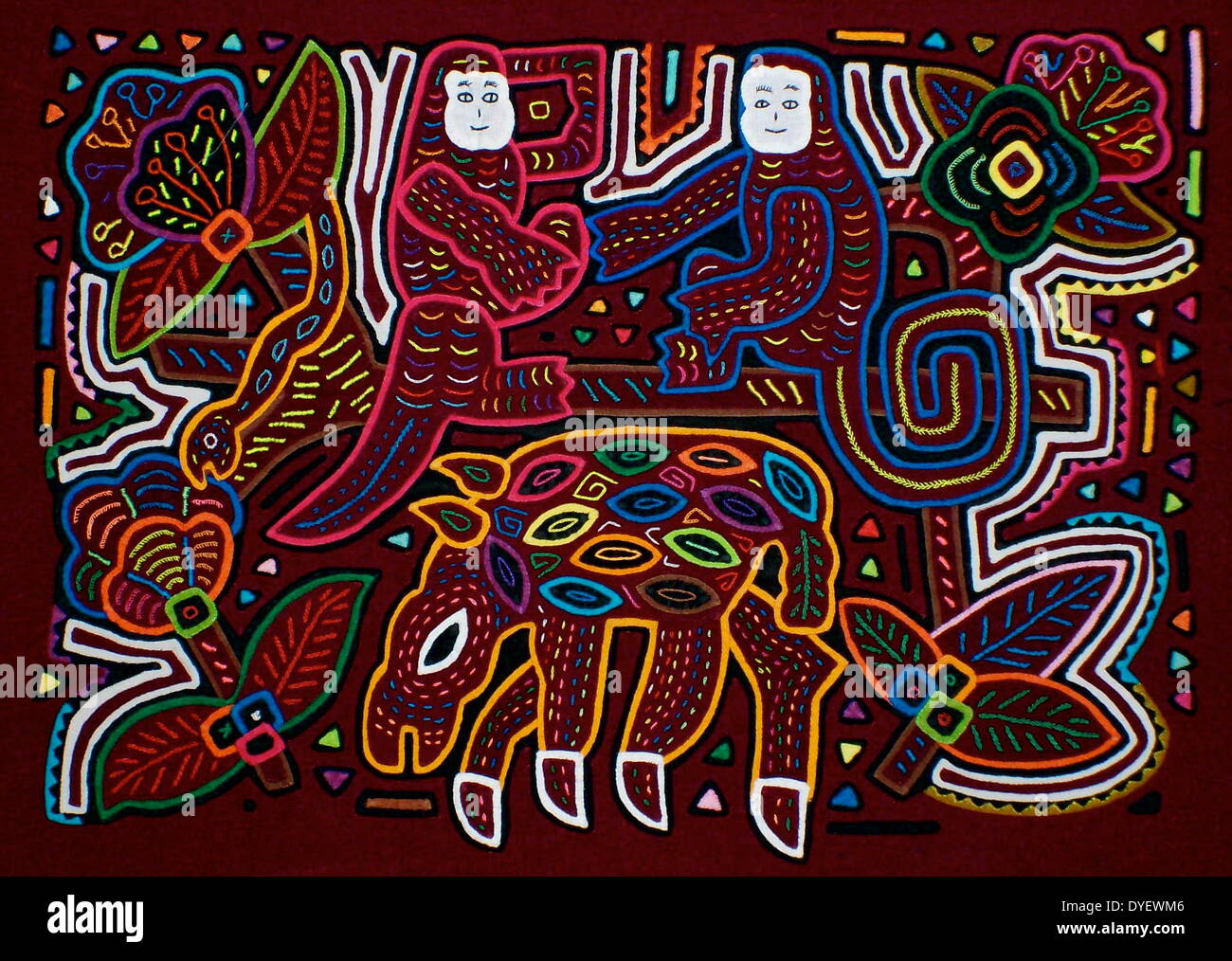 Mola da tessili Kuna artista indiano, raffigurante un tapiro con due scimmie. Dal San Blas arcipelago, Panama. Reverse applique design indossato sulla camicia femminile. Foto Stock