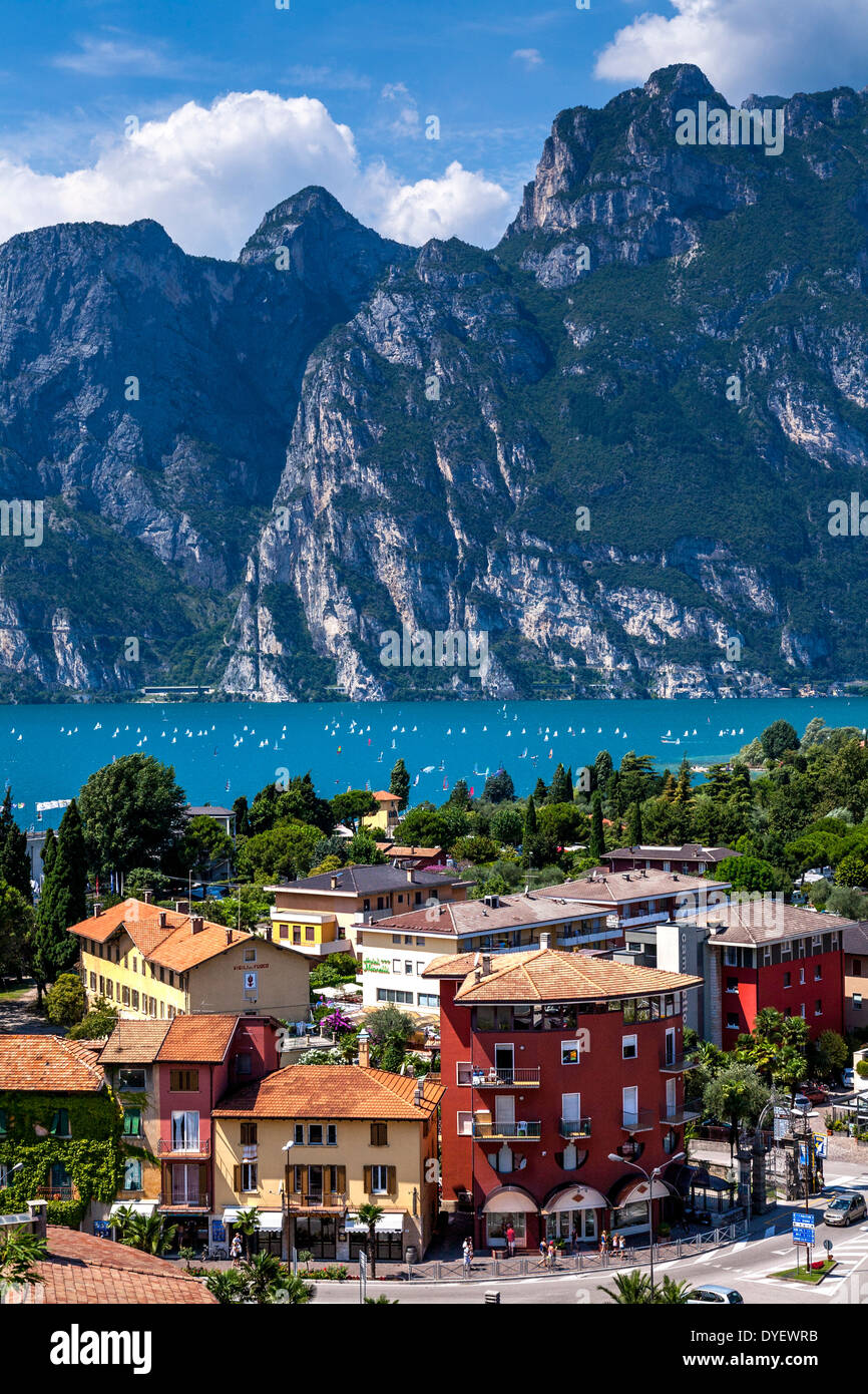 Una veduta aerea della città di Torbole sul lago di Garda, Italia Foto Stock