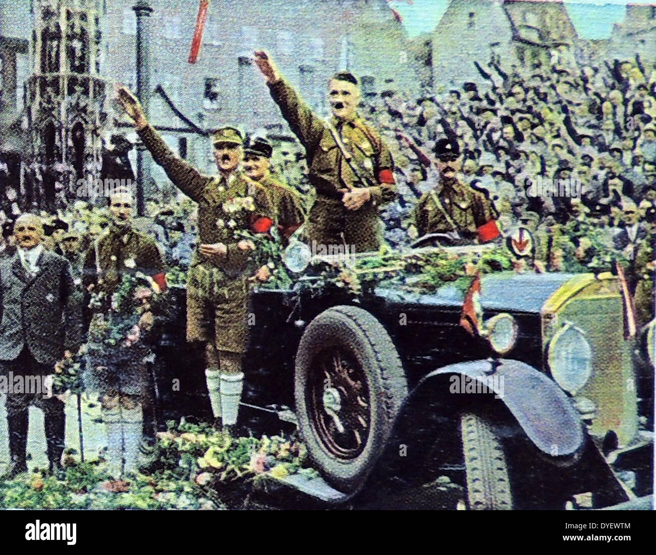 Hitler frequentando un partito nazista nel rally di Norimberga, in piedi per salutare nella sua auto. Julius Streicher in abito grigio sorge a teh sinistra della foto mentre Rudolf Hess si è visto subito a Hitler a sinistra dietro la vettura. 1927 Foto Stock