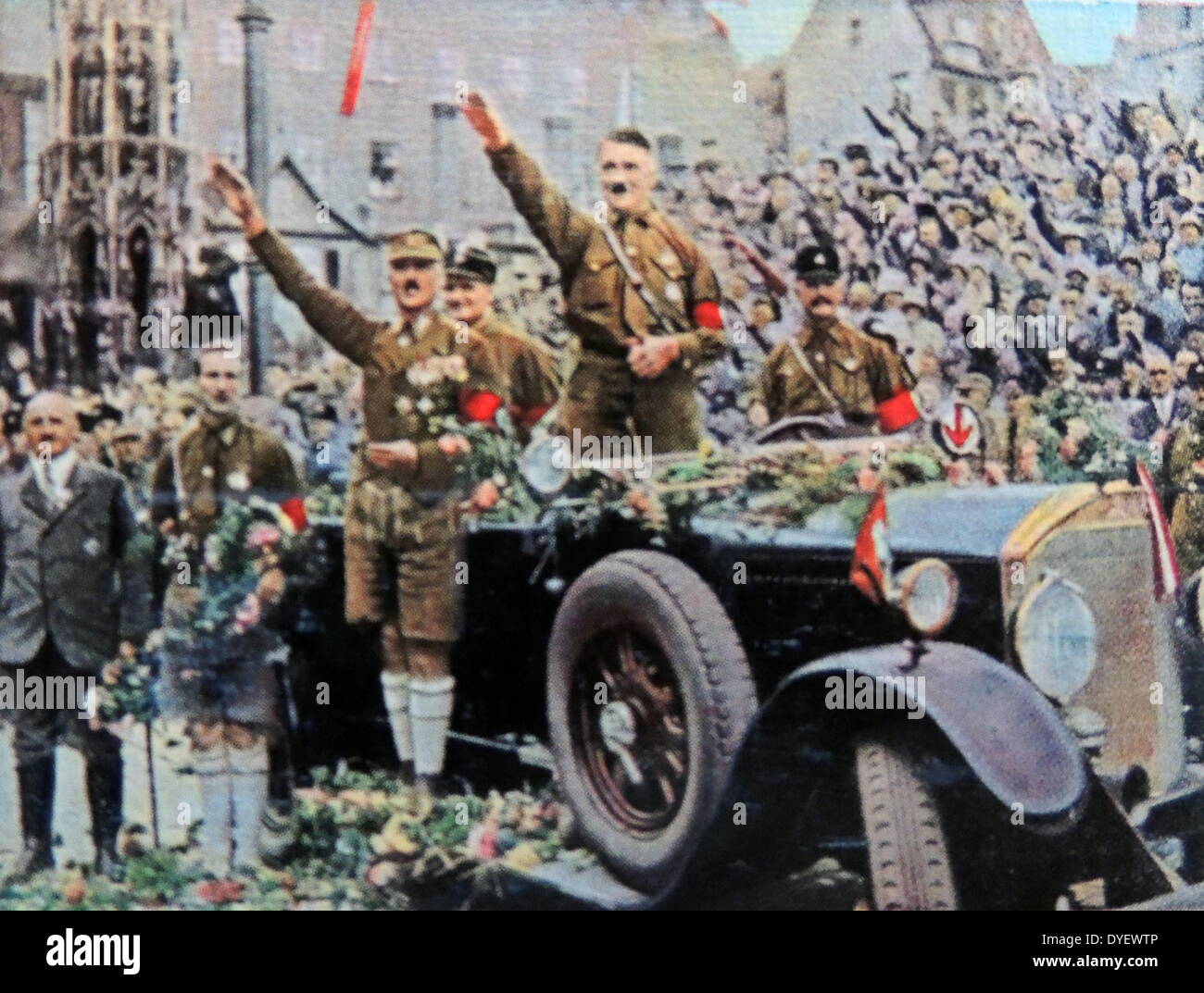 Hitler frequentando un partito nazista nel rally di Norimberga, in piedi per salutare nella sua auto. Julius Streicher in abito grigio sorge a teh sinistra della foto mentre Rudolf Hess si è visto subito a Hitler a sinistra dietro la vettura. 1927 Foto Stock