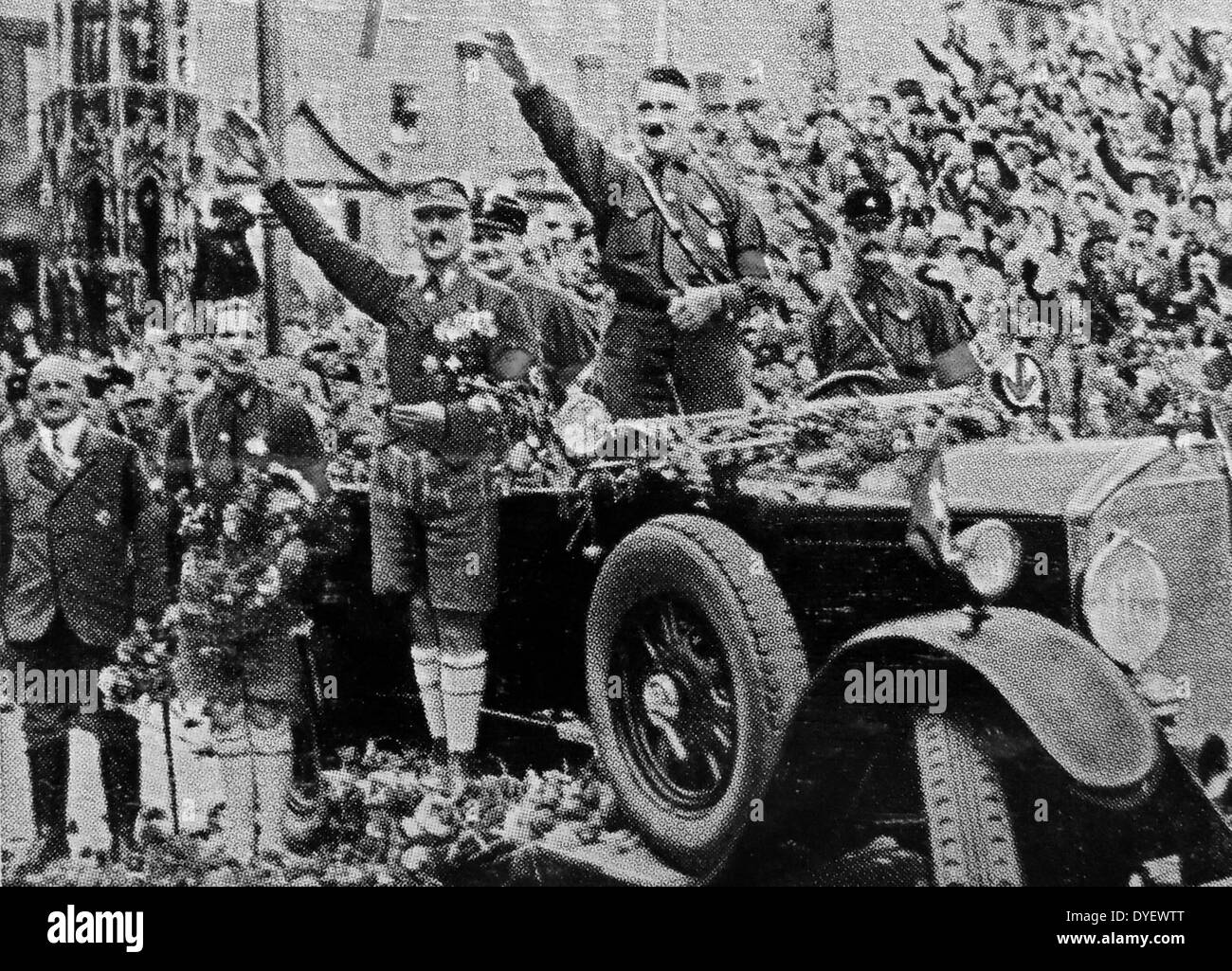 Hitler frequentando un partito nazista nel rally di Norimberga, in piedi per salutare nella sua auto. Julius Streicher in abito grigio sorge a teh sinistra della foto mentre Rudolf Hess si è visto subito a Hitler a sinistra dietro la vettura. 1927 Foto Stock