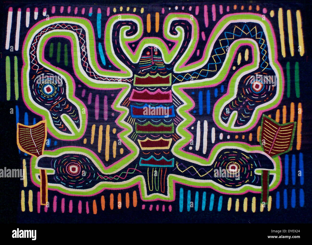 Mola da tessili Kuna artista indiano, raffigurante un mostro. Dal San Blas arcipelago, Panama. Reverse applique design indossato sulla camicia femminile. 13 x 18 in. Un bug con uccello della estremità di testa. Foto Stock