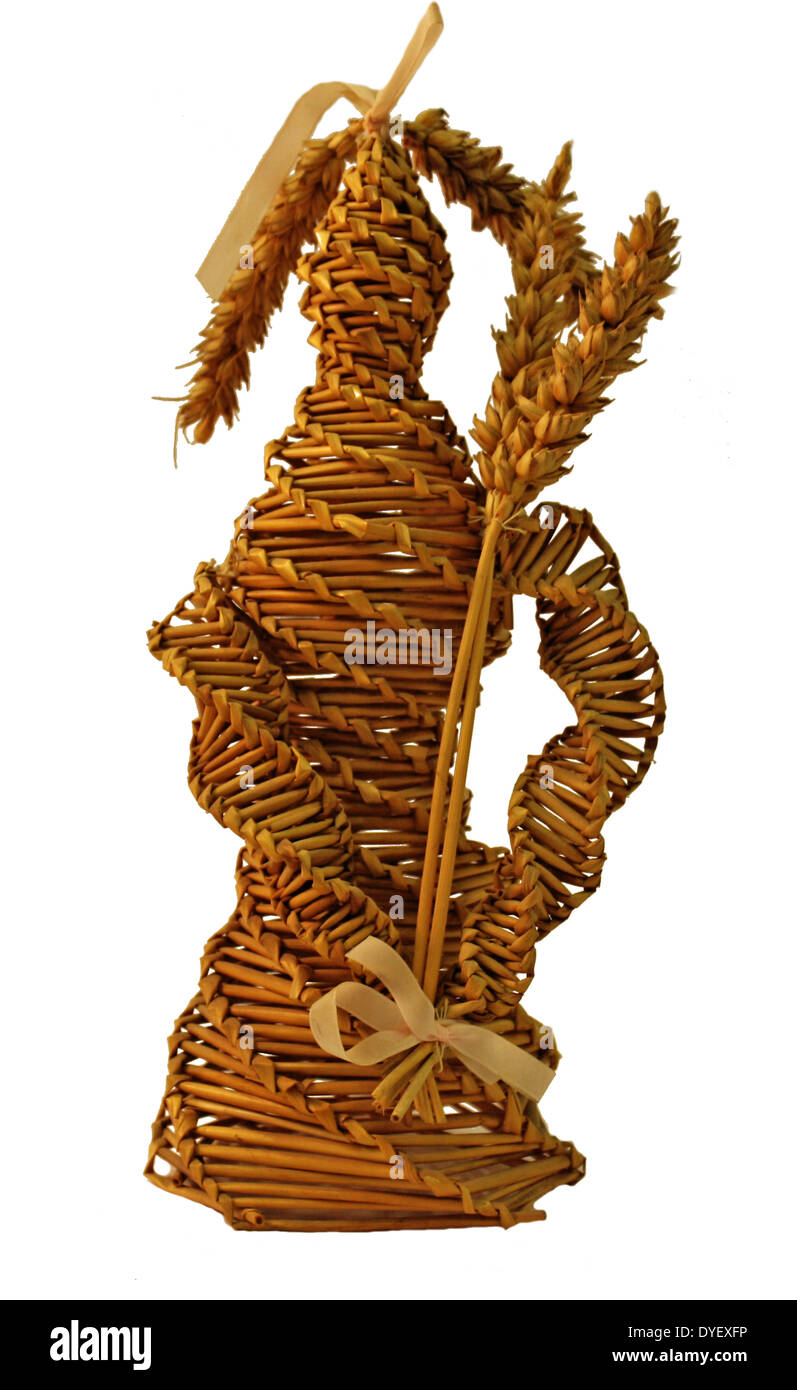 Il mais Dolly, 'Maltri terra', Inghilterra rurale, metà del XX secolo. Una tradizione superstitoius. La paglia di figura è fatta dall'ultima catasta per essere raccolte ed è scattata in interni da parte dell'agricoltore e mantenuta in modo sicuro attraverso i mesi invernali, per essere restituiti al campo in primavera per assicurare un buon raccolto nell'anno successivo. Foto Stock