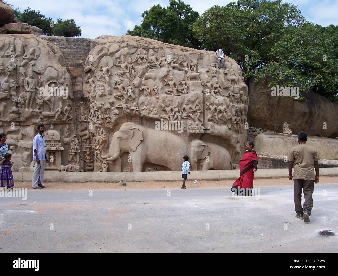 Bassorilievo figure noto come 'Arjuna la penitenza" raffigurante la epic-eroe in uno stato di auto-inflitte punizioni per compiacere il dio Shiva, settimo secolo, presso il sito del Patrimonio Mondiale di Marmalapuram, a sud di Chennai (Madras), India. Foto Stock