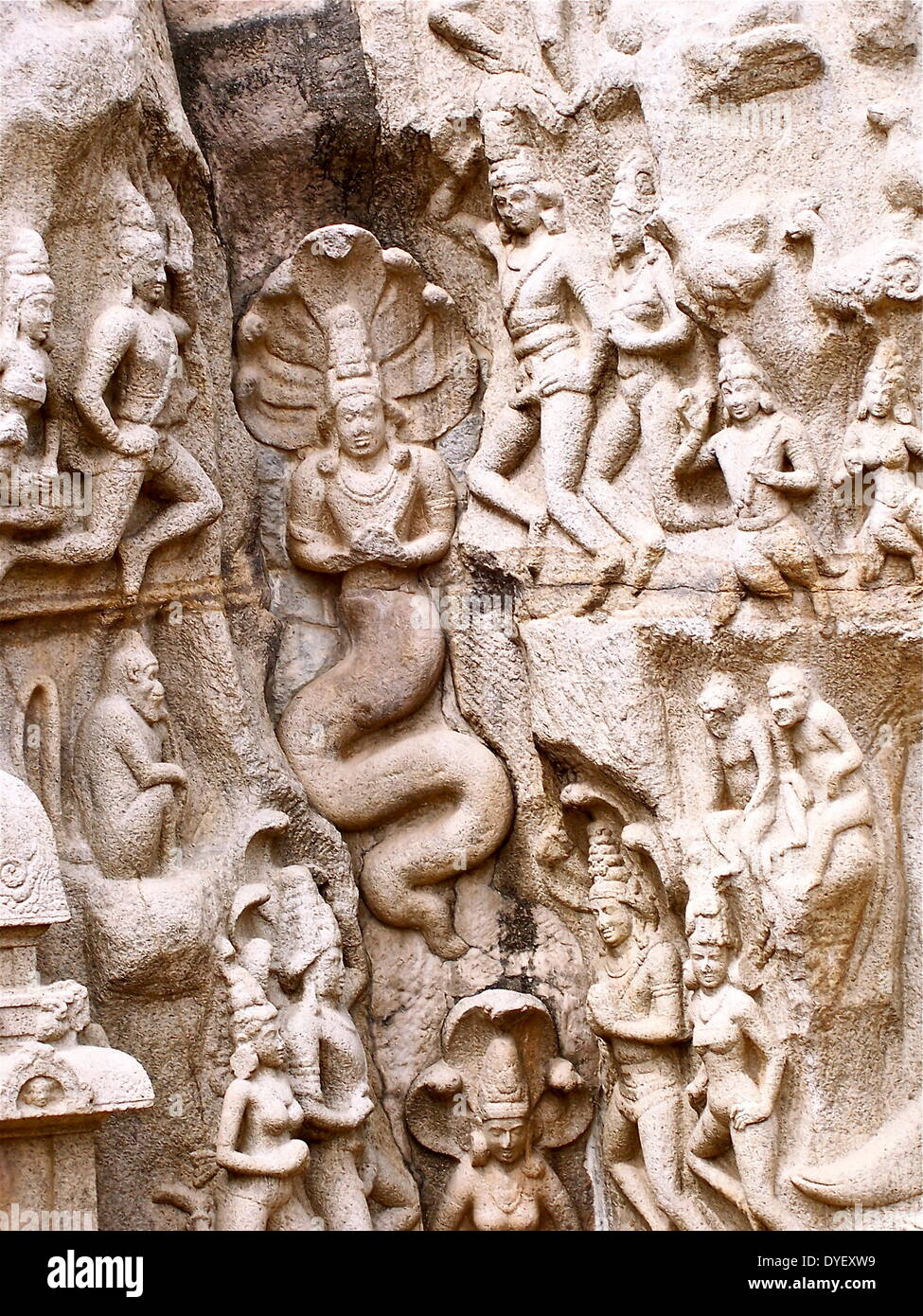 Bassorilievo figure noto come 'Arjuna la penitenza" raffigurante la epic-eroe in uno stato di auto-inflitte punizioni per compiacere il dio Shiva, settimo secolo, presso il sito del Patrimonio Mondiale di Marmalapuram, a sud di Chennai (Madras), India. Foto Stock